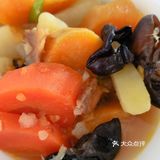 清新的胡萝卜土豆木耳炖菜