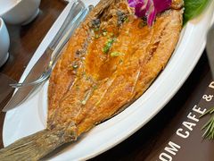 -Chom Cafe and Restaurant