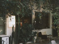 -彳亍咖啡·这里(水湾路店)