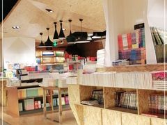 -新华里咖啡书吧(新华书店小寨店)