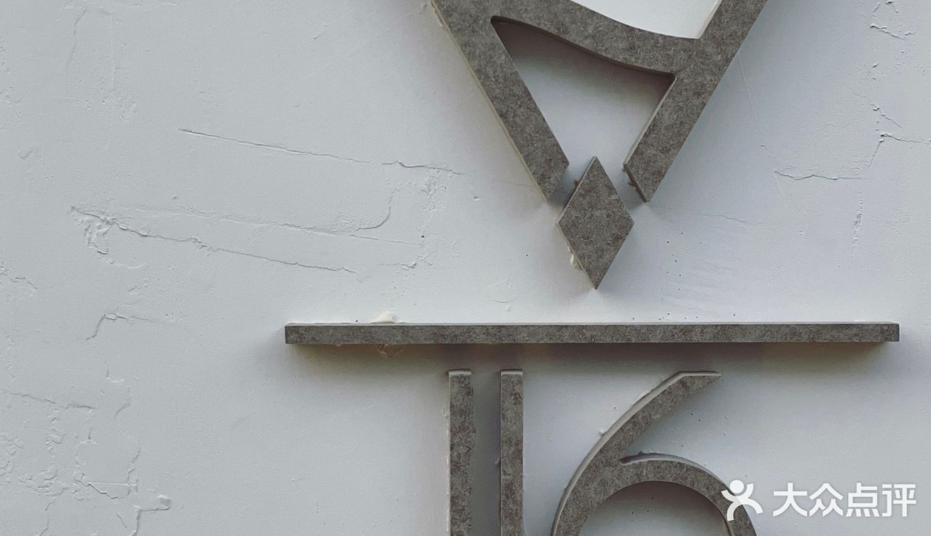 啡飲半醺，似苦若甘，以克苦淬煉著幸福的厚度。