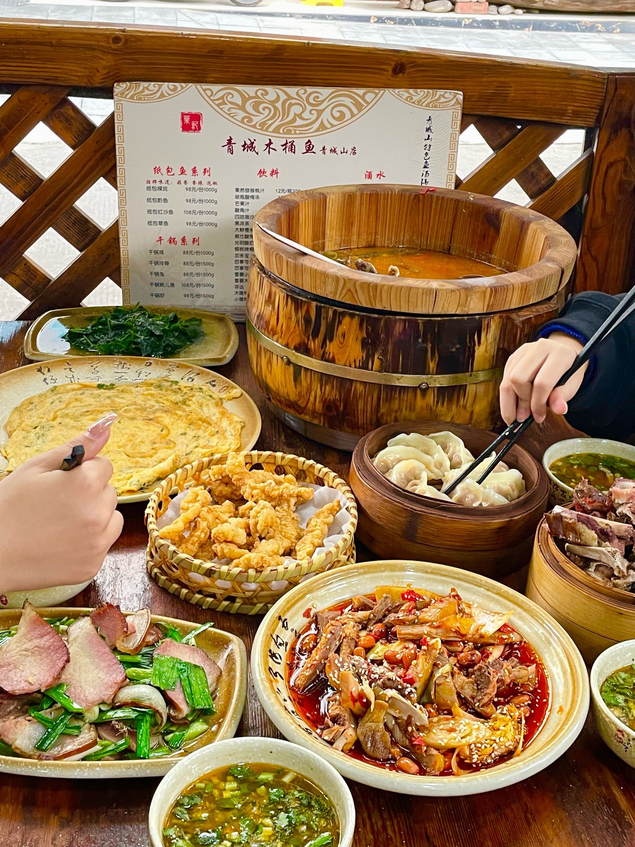 来青城山下高铁站就会去吃的木桶鱼