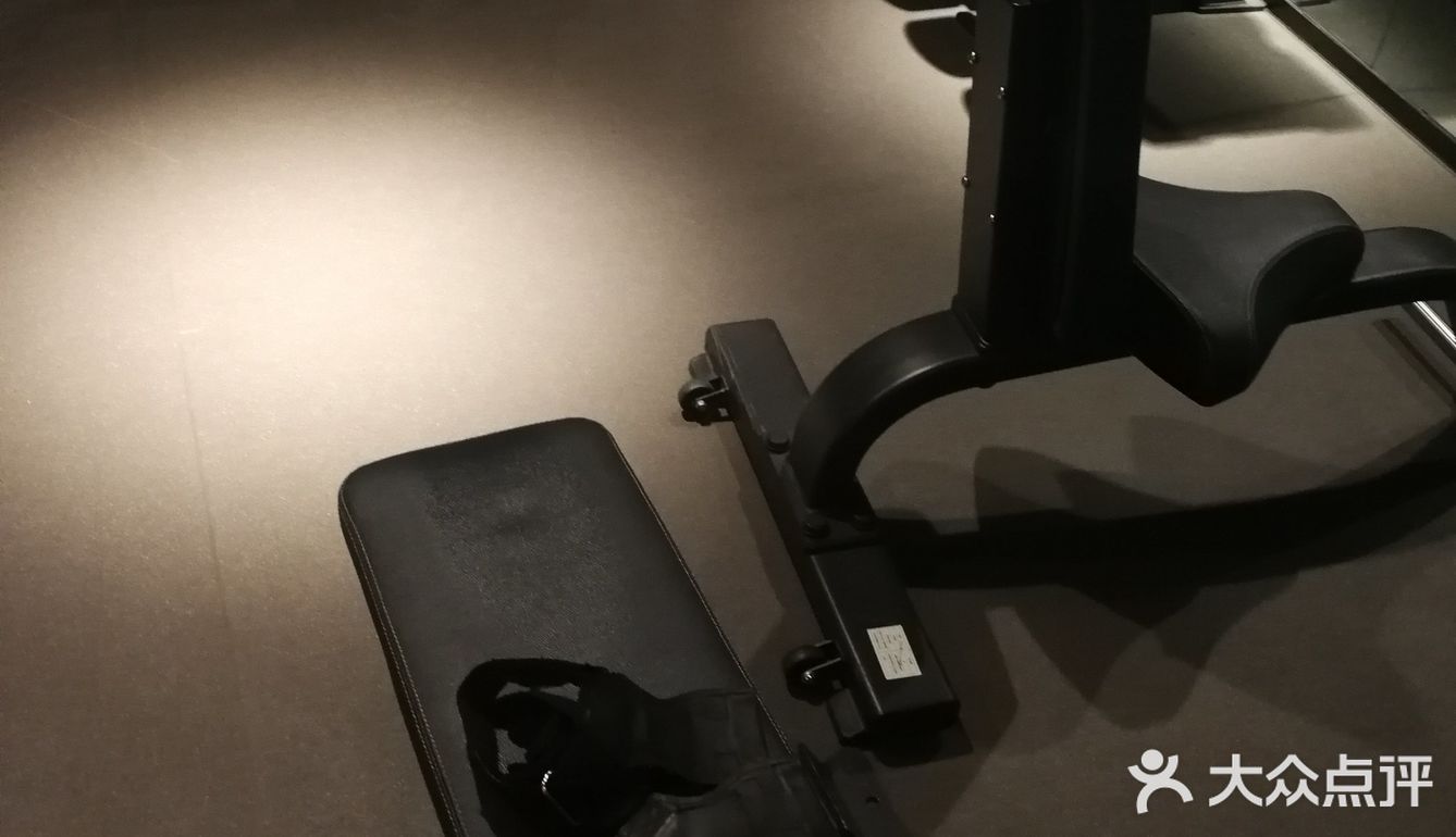 健身房开在两楼,刚进门第一眼看上去感觉很小