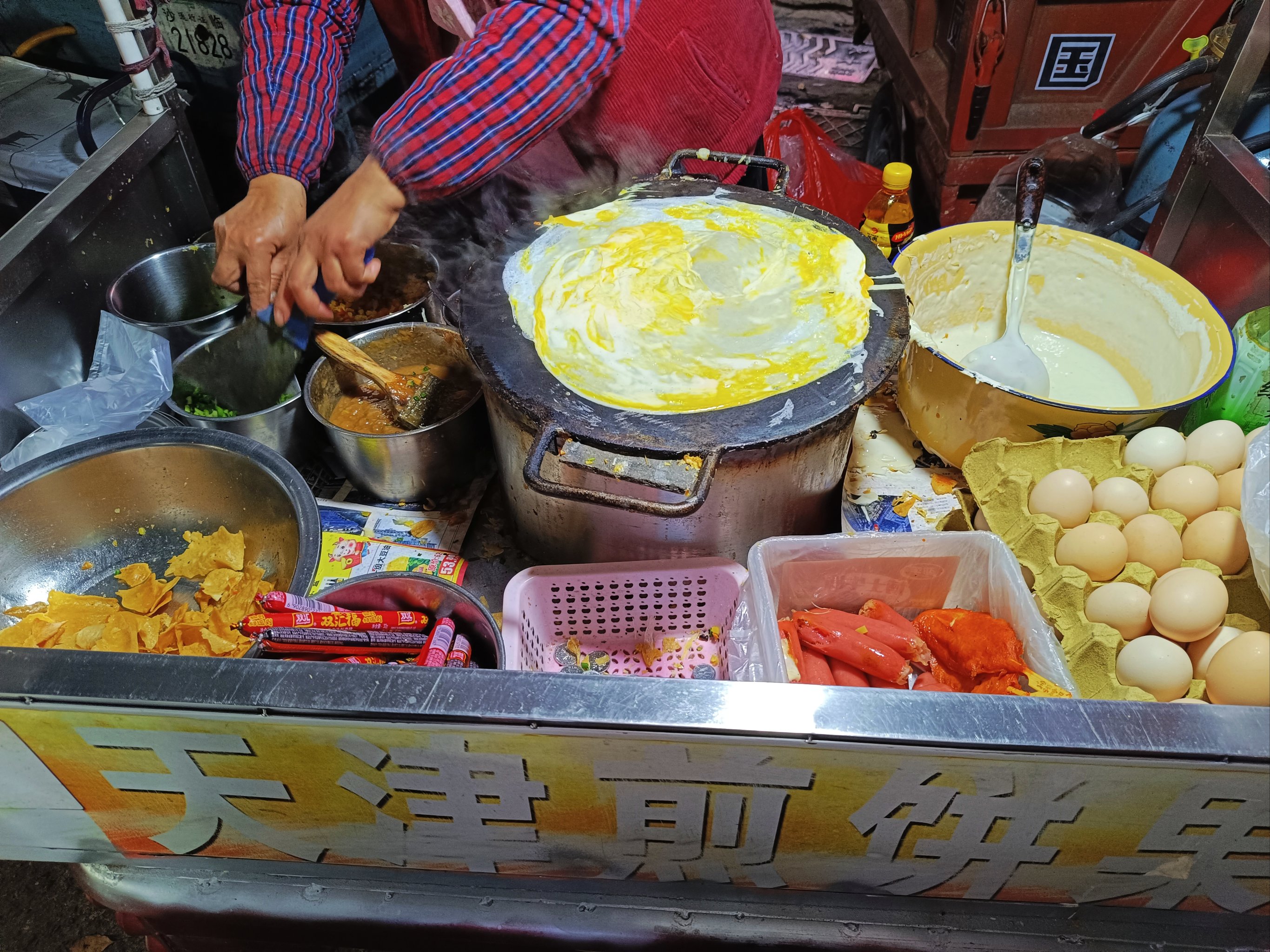 天津煎饼果子摊位图片