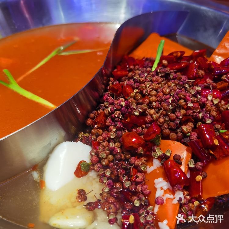 霓虹闪烁的正宗重庆火锅店