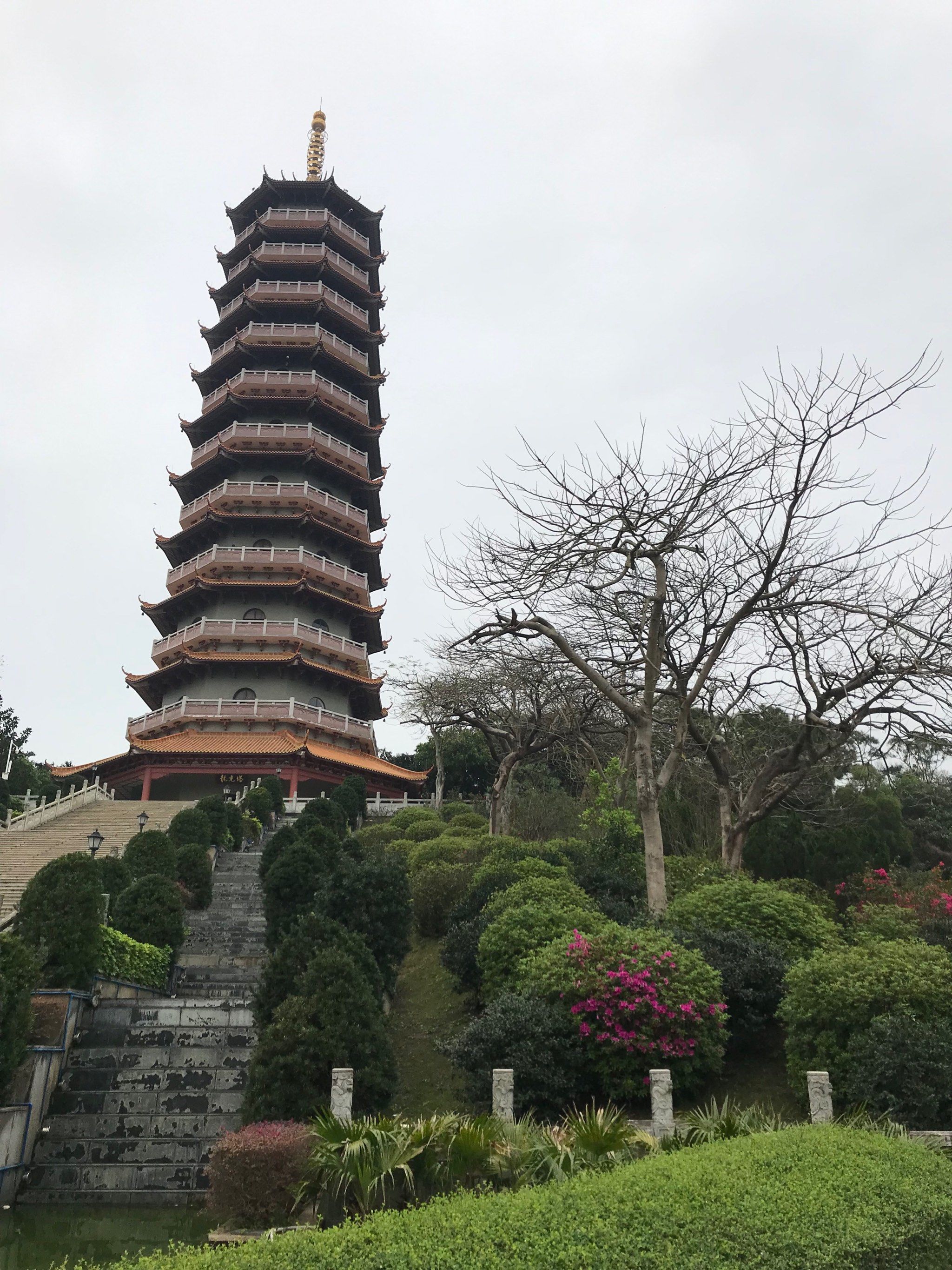 高高的山,高高的塔,高高的天空白白的云