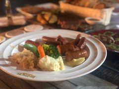 德国香肠拼盘配土豆泥和酸椰菜-LENBACH兰巴赫西餐啤酒坊(大连东港店)