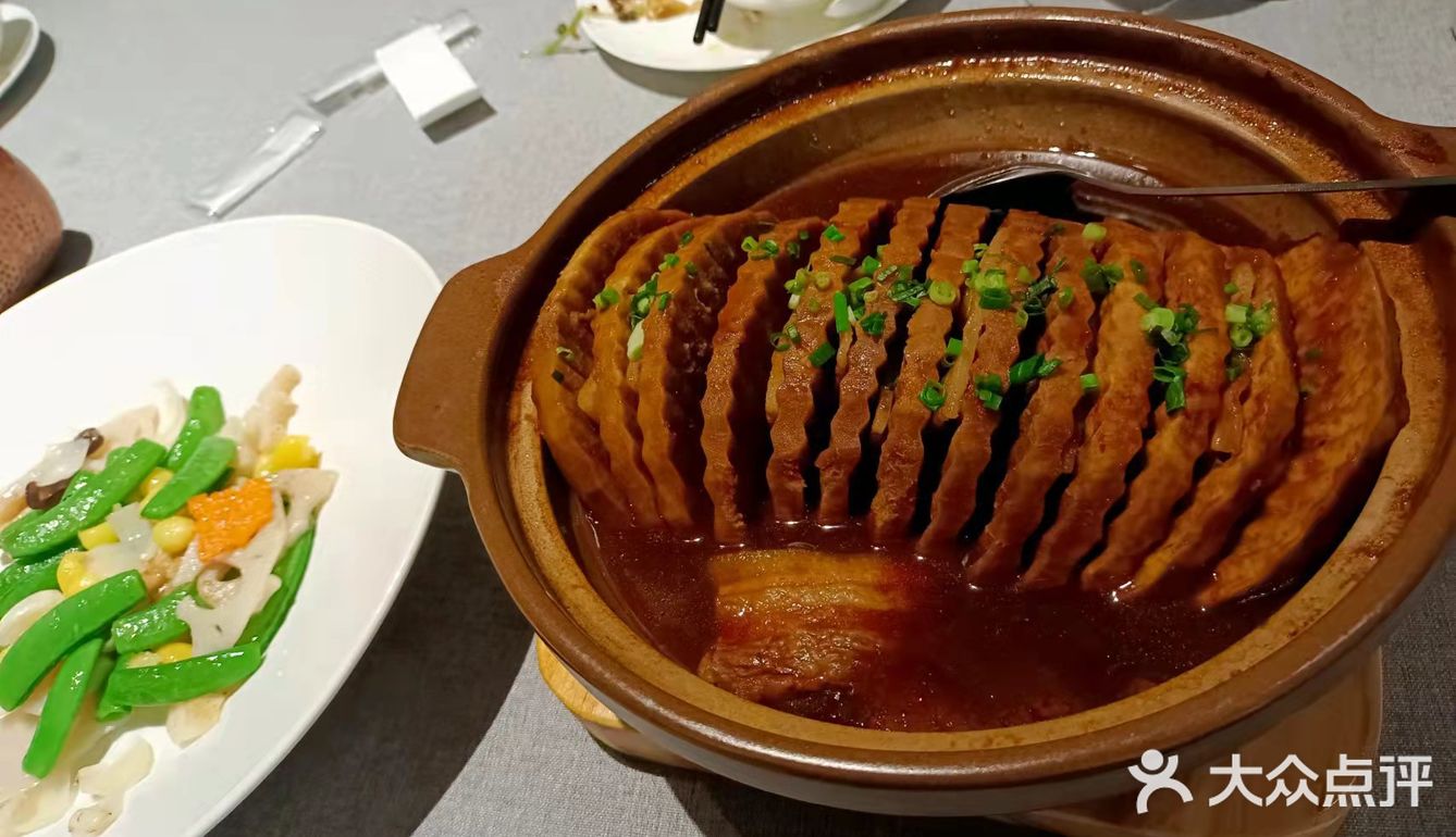 芋头吸油让肉不是那么腻，芋头中也有肉的味道