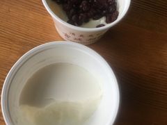店里吃的红豆双皮奶下面是原味奶酪-清真马记宫廷奶酪(广渠门内大街店)