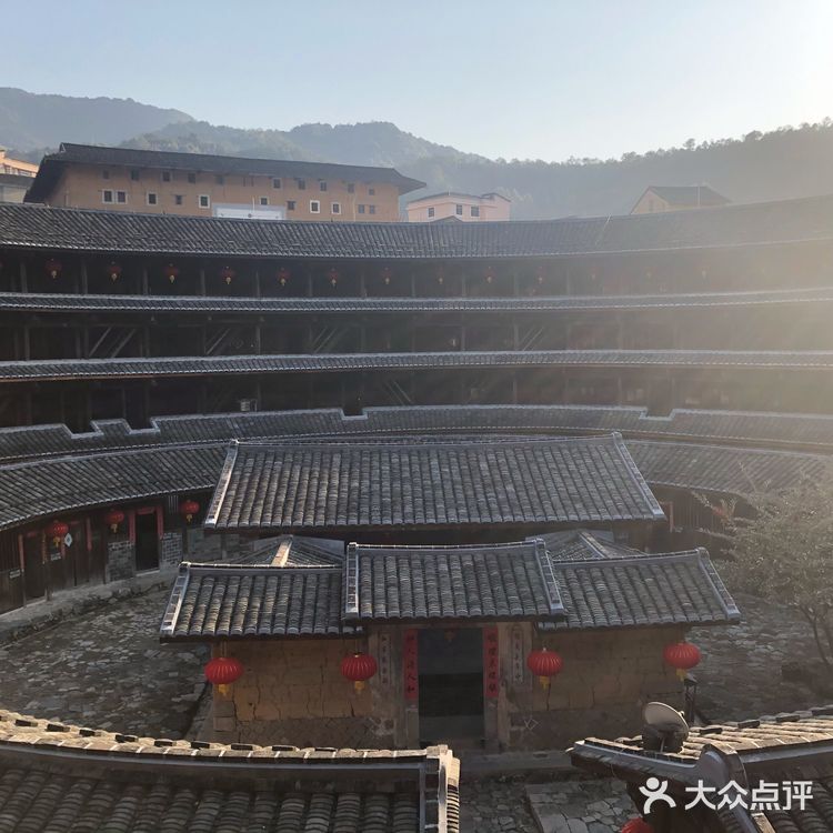 土楼景区旁边的帐篷房车露营地