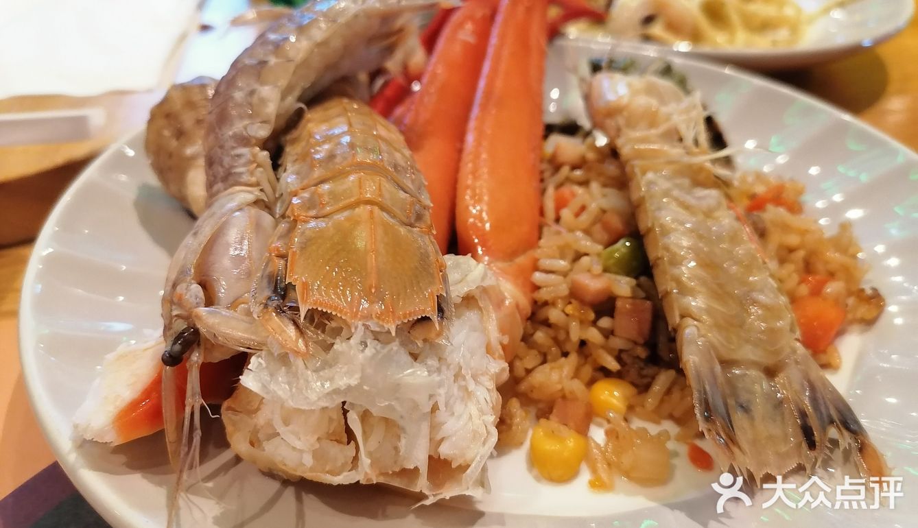 一餐饭下来，三次熊猫小木偶表演，一次不落下