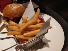 美式汉堡套餐-WOLFGANG PUCK KITCHEN & BAR(迪士尼小镇店)