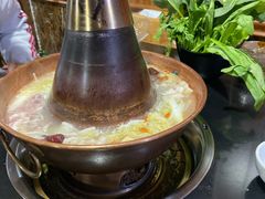 -果松木炭酸菜铜火锅·外婆参鸡汤