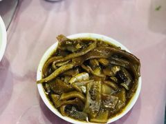 猪皮炖小银鱼儿-金卯白肉罩火烧