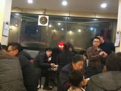 等位区-陈眼镜火锅(总店)