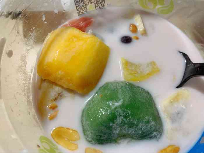 鲜享食呈自助酸奶捞"口味:我比较喜欢,款式也多,价格能接受合.