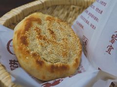 芝麻烧饼-穆得·老周家牛肉烧饼(普利街店)