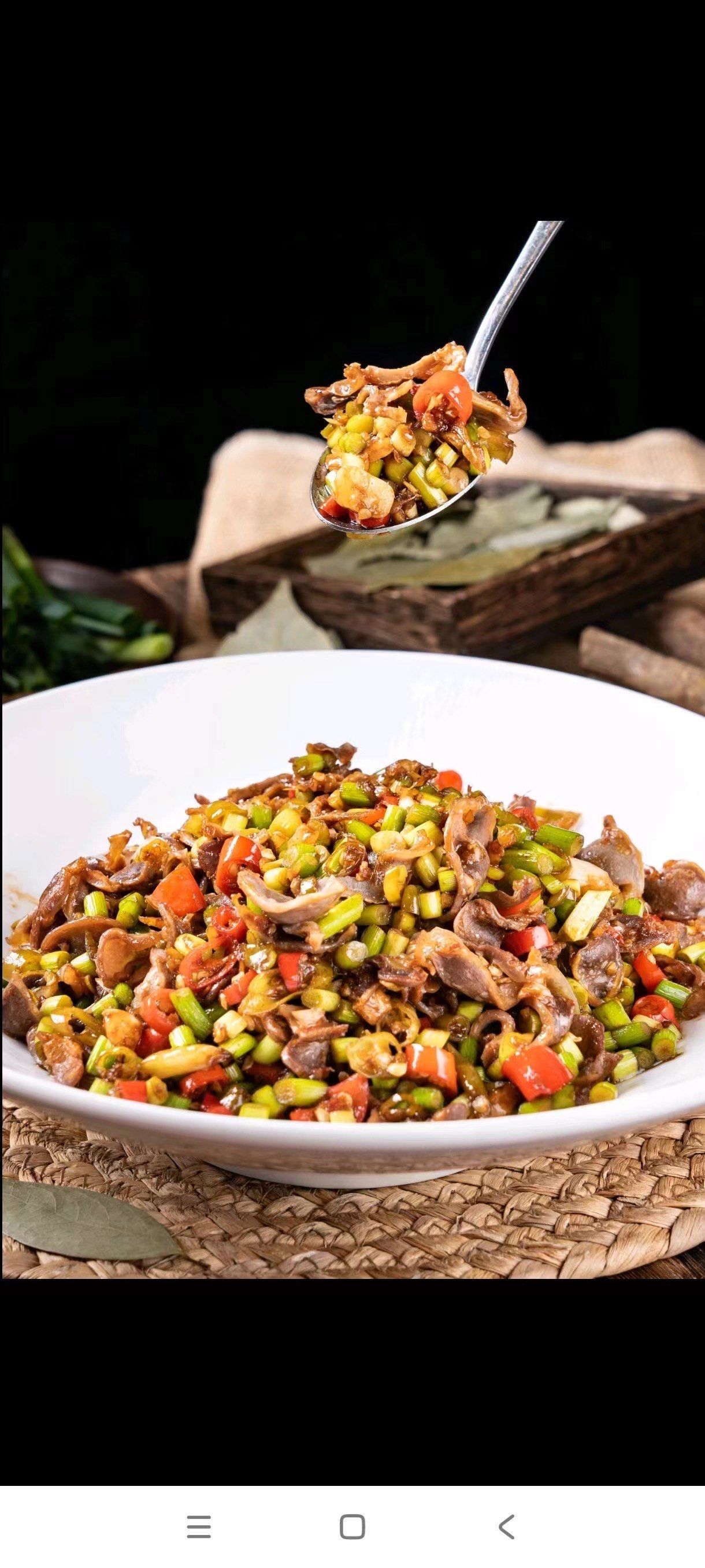 这家餐厅的酸辣鸡胗真的是太给力了!鸡胗切