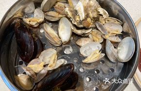 Steamed Small Seafood in Bamboo Steamer
