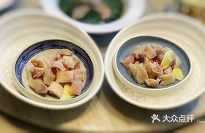 Cloudy Pig's Trotter in Spring Water