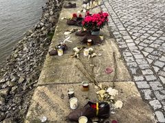 -多瑙河畔鞋履雕塑