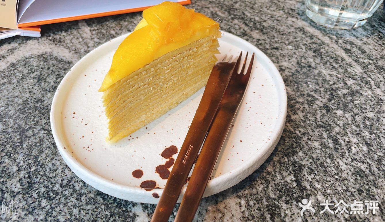 和小姐妹喝下午茶 芒果千层的夹层是芒果奶油