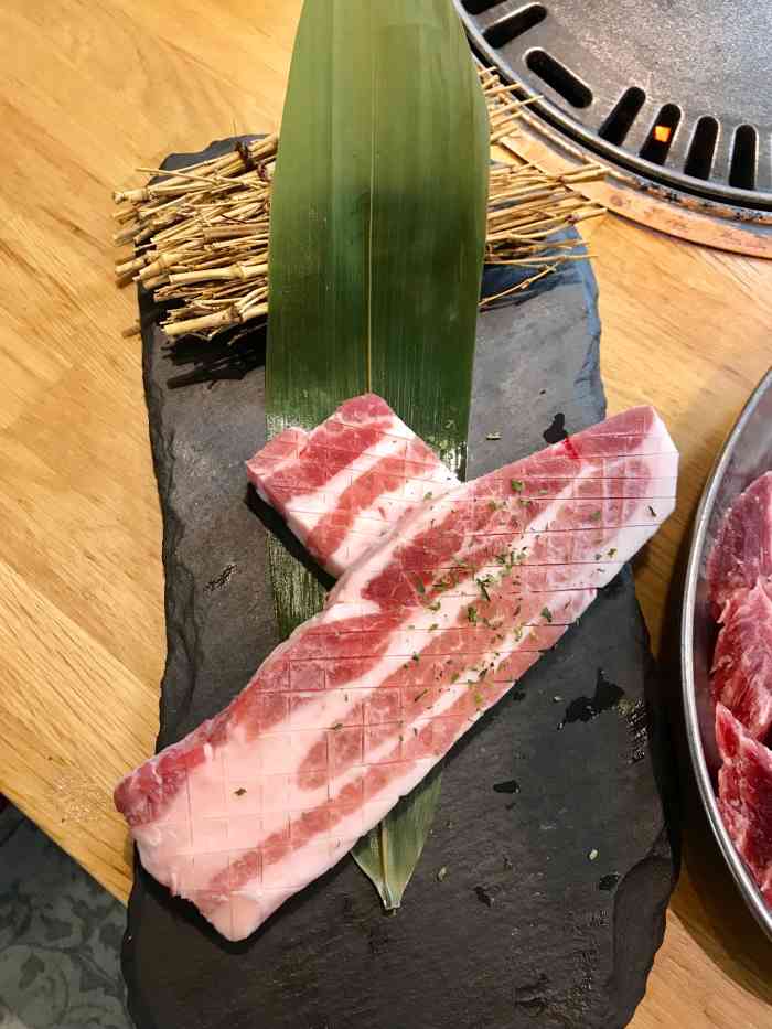 秋木烤肉(高新店)-"[环境]环境还不错,烤肉的锅不在中间,是.
