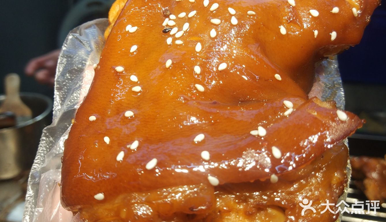 🔥火爆全网的前进五路水塔街烤猪蹄到底啥味？