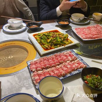 他们家特色应该是火锅里面放的牛仔排吧，确实卤的的还不