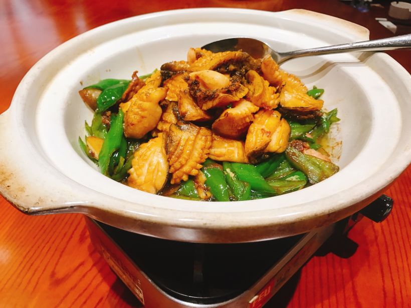 「鲜鲍鱼炒肉」分量十足对得起价格了,味道中规中矩.