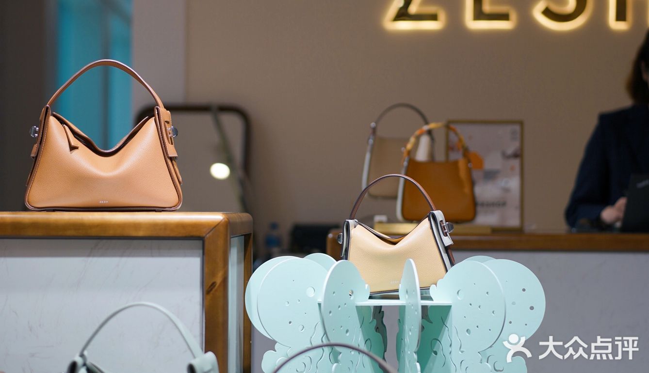 店员小姐姐介绍说是爱马仕菜篮子的同款皮质