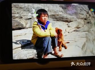 画面色彩特别丰颜。颜色极好。 鲜艳的民族服饰,阁楼