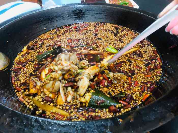 百盛怪味鱼-"大坪石油路支路口,店面挺大,开了一年了生.