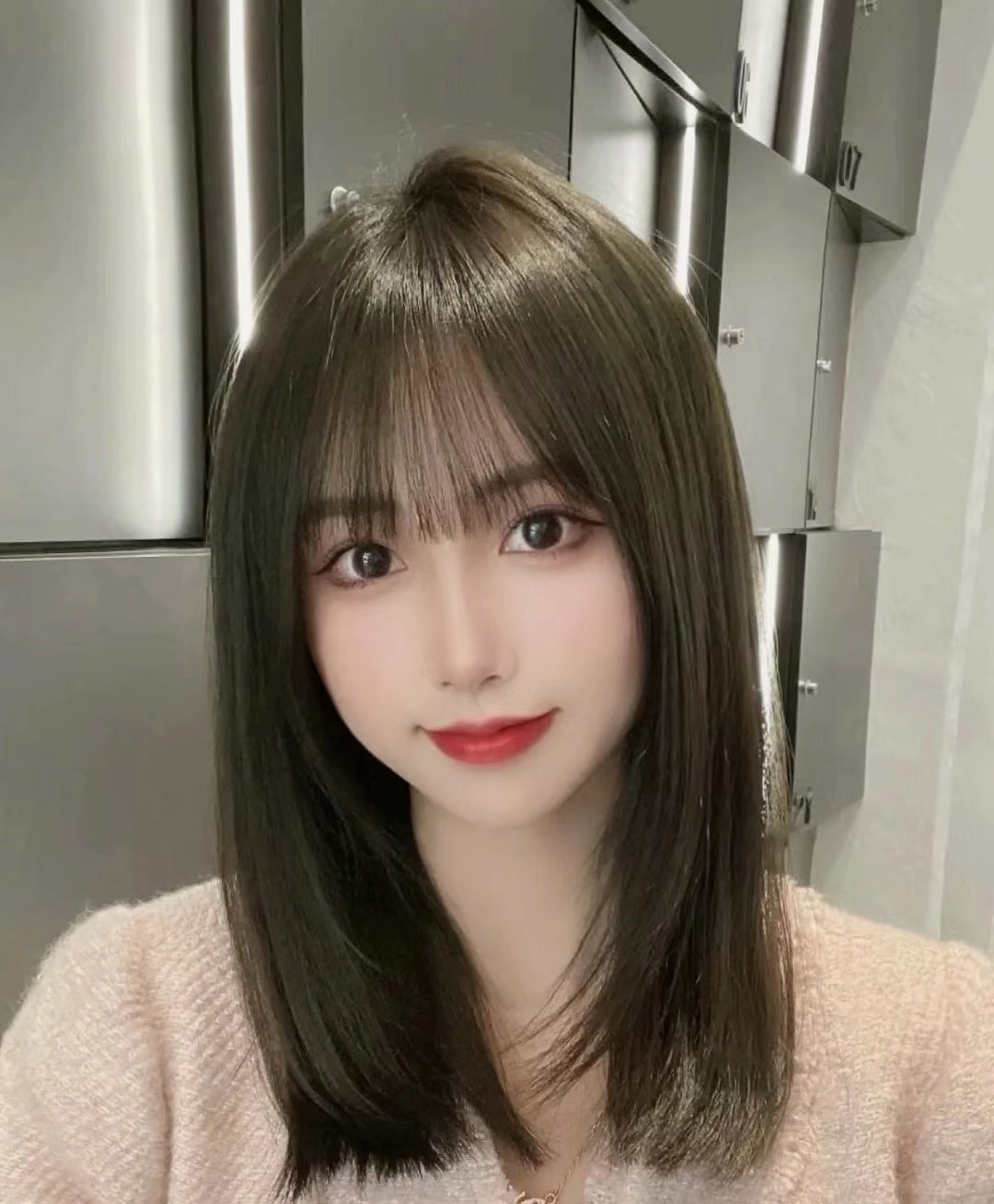 齐肩式锁骨发直发发型.发尾的头发被修剪的有点小碎发看起来灵动