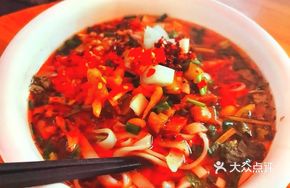 White Chili Stir-Fried Pork Dumpling with Rice Noodles