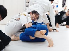 -菠萝格斗巴西柔术训练馆