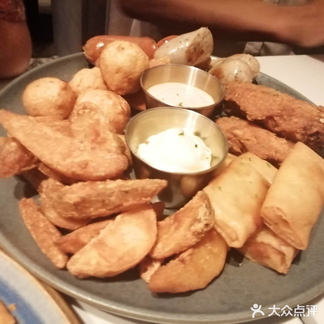再早到少少係附近行下。今次就見到商場有展