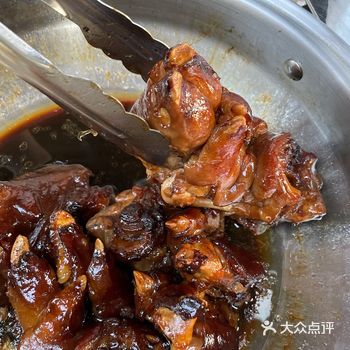 劳动路菜场真的是很宝藏的地方，下午来买点果蔬