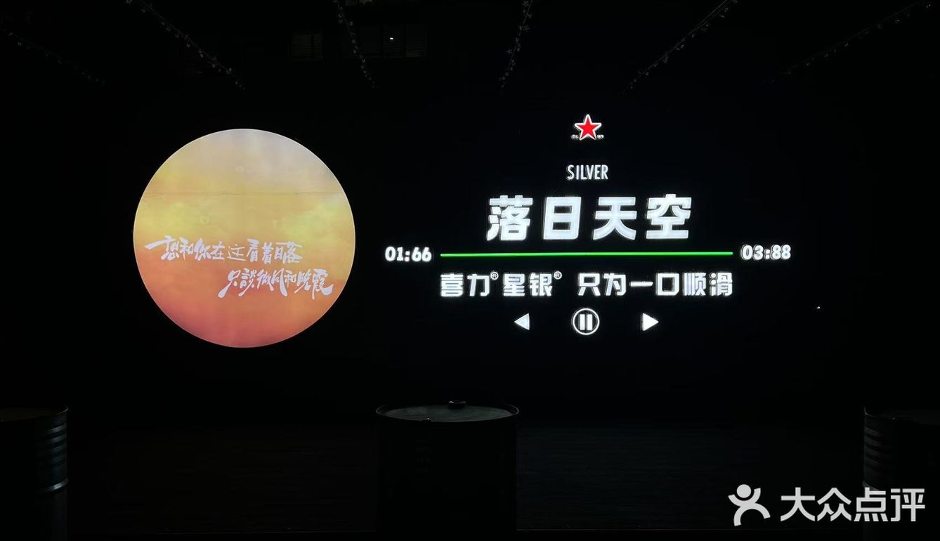 泳池边的晚餐