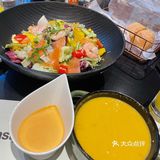 垫一点开下胃。牛肉饭比较实在，一大盘