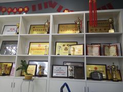 -粤港芭莎美容美发化妆学校