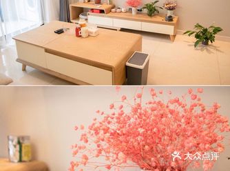 搭配烟粉色的墙，深灰色的床头吊灯