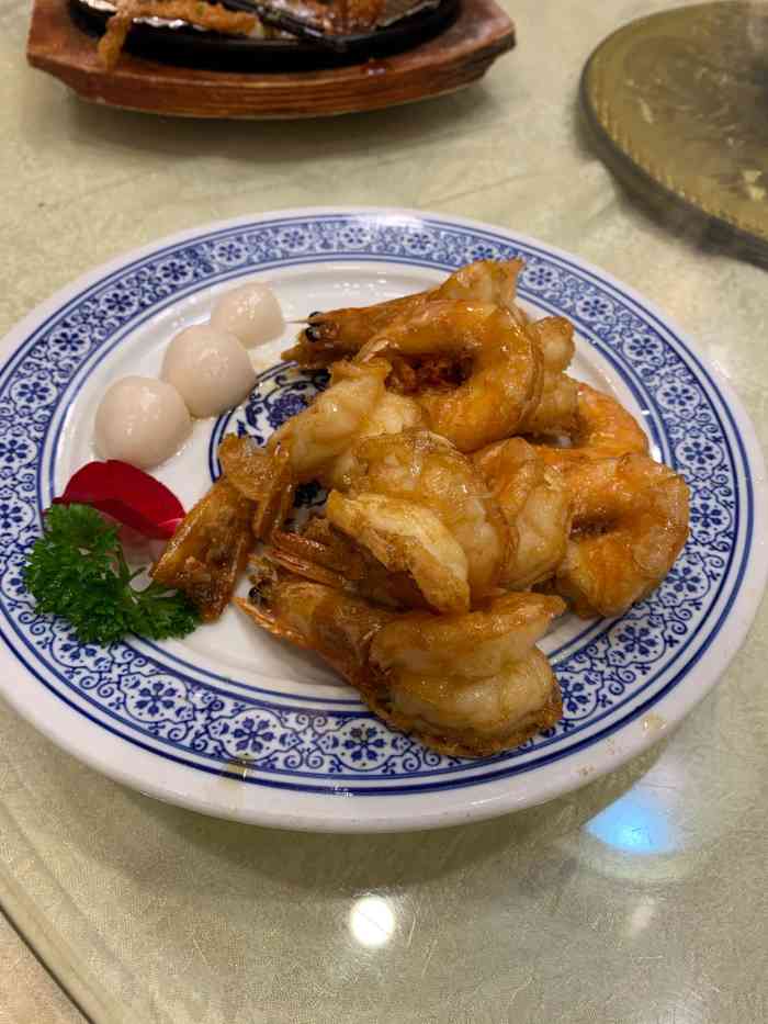 致美楼饭庄(广内店)-"人很多所以环境嘈杂,桌椅密度太大,服务员.