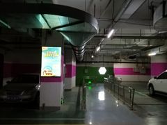 -爱琴海购物公园-地下停车场