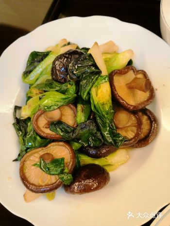 家常菜香菇炒青菜一年四季都有