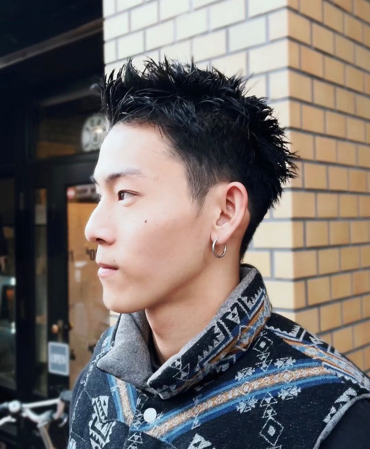 这种发型一般是短发,头发有比较细碎的层次感