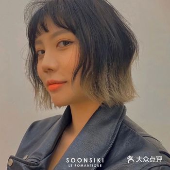 拼色染  自从今年碧梨带火一波“爆顶染” 和梨泰院女