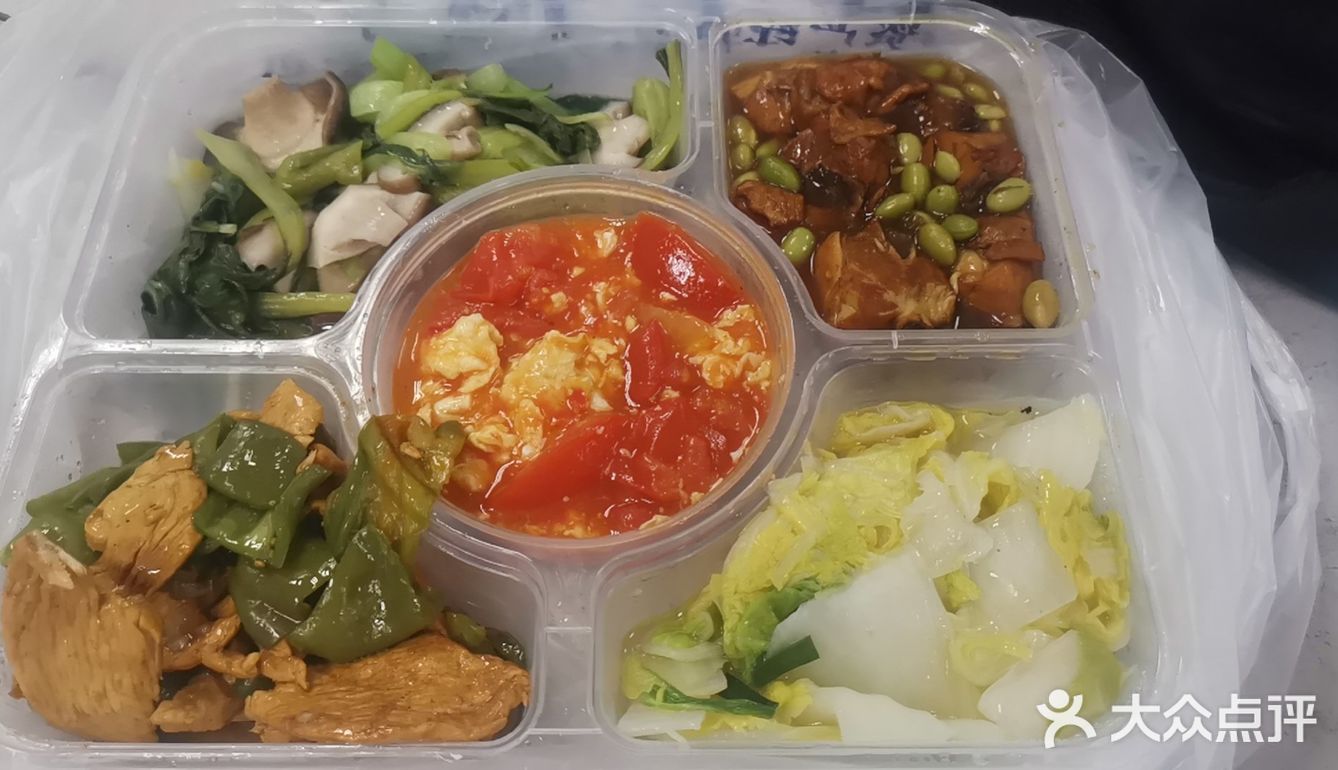 今天的午饭超级惊喜，饿饿饭饭[点赞]