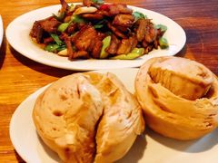 红糖馒头配秘制回锅肉-凯华海鲜火锅·传承三十六年