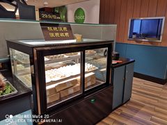 面包甜点陈列柜-小鱼小牛·鱼牛干锅·脆鱼火锅(世欧广场店)